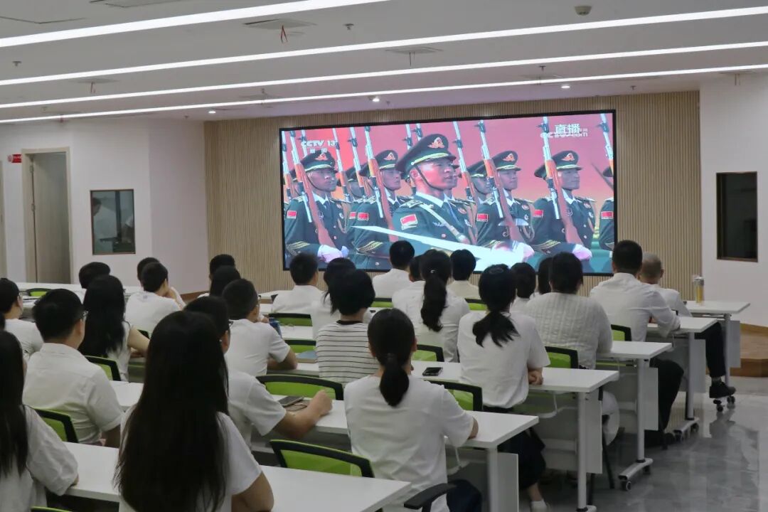 鄱建公司干部职工集中收看纪念中国人民抗日战争暨世界反法西斯战争胜利80周年大会